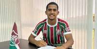  Foto: Divulgação/FFC - Legenda: Vagno, de 18 anos, assina novo vínculo com o Fluminense, clube que o revelou / Jogada10