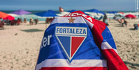 Novo uniforme do Fortaleza em praia do Rio de Janeiro (Foto: Matheus Amorim/FEC) Foto: Novo uniforme do Fortaleza em praia do Rio de Janeiro ( Matheus Amorim/FEC) / Gávea News