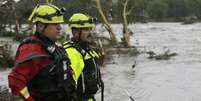 Bombeiros do condado de Kerr trabalham na busca e resgate das vítimas da enchente do rio Guadalupe, no Texas.  Foto: AP - Michel Fortier / RFI