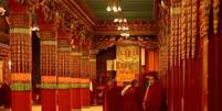 Monges tibetanos na oração matinal Foto: BBC News Brasil