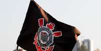 Escudo do Corinthians na bandeirinha de escanteio Foto: Escudo do Corinthians na bandeirinha de escanteio ( Divulgação/ Corinthians) / Gávea News