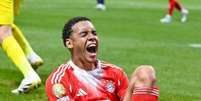 Musiala após sofrer uma grave lesão durante partida contra o PSG no domingo, 5 Foto: Reprodução/X/@FCBayernXtra