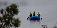 Equipes de resgate remam em um barco inflável enquanto realizam buscas ao longo de um curso d'água após uma enchente repentina em Kerrville, no Texas  Foto: Reuters / BBC News Brasil