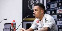  Foto: Raul Baretta/ Santos FC. - Legenda: Igor Vinícius é apresentado no Santos / Jogada10