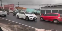 Veículo na contramão na Estrada do Coco, na região metropolitana de Salvador  Foto: X/@eudanzinho / Reprodução