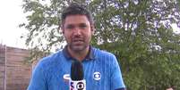 Marcelo Courrege foi pego de surpresa por temporal ao vivo  Foto: Reprodução/TV Globo