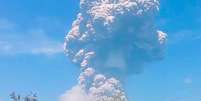 Vulcão na Indonésia entra em erupção e forma coluna de 18 km de altura; assista  Foto: Reprodução/abdulmuhari/X