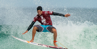 Aéreo é o termo usado para quando o o surfista usa a crista da onda como uma rampa para decolar  Foto: Getty Images