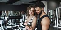 Entenda se o o álcool prejudica o ganho de massa muscular  Foto: Freepik
