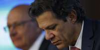 O ministro da Fazenda, Fernando Haddad (à frente), disse que o país tem várias medidas para responder ao tarifaço de Trump, mas que espera haver solução antes de implementar alguma delas  Foto: Wilton Junior/Estadão / Estadão