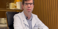 Dr. Ricardo Kores defende o diálogo acessível em pautas de saúde sexual  Foto: Reprodução/@dr.ricardokores/Instagram