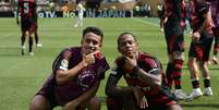 Wallace Yan e Matheus Gonçalves após vitória sobre o Chelsea no Mundial de Clubes  Foto: Wallace Yan e Matheus Gonçalves após vitória sobre o Chelsea no Mundial de Clubes ( Divulgação/ Flamengo) / Gávea News