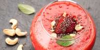 Suco de morango com castanha-de-caju  Foto: Marina Averyanova | Shutterstock / Portal EdiCase