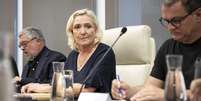 A deputada Marine Le Pen, ex-presidente do partido Reunião Nacional, durante visita a Nouméa, capital da Nova Caledônia. 25 de maio de 2025  Foto: © Delphine Mayeur / AFP / RFI