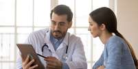Se, mesmo com exames dentro dos padrões, o mal-estar persiste, os sintomas precisam ser investigados  Foto: fizkes | Shutterstock / Portal EdiCase