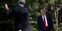 Donald Trump é recebido pelo primeiro-ministro canadense Mark Carney em sua chegada à cúpula do G7 em Kananaskis, Alberta, Canadá, em 16 de junho de 2025. Foto: AFP - BRENDAN SMIALOWSKI / RFI