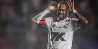 Neymar e Guilherme marcaram dois dos gols do Santos na vitória contra o Desportiva Ferroviária em amistoso –  Foto: Divulgação/Santos FC / Jogada10