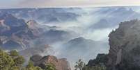 Um incêndio florestal atinge a área do Grand Canyon nesta sexta-feira e autoridades evacuam turistas da região.  Foto: AP - Joelle Baird / RFI