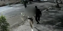 Criminosos descem de táxi para agredir e roubar mulher no Rio de Janeiro  Foto: Reprodução/TV Globo