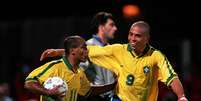 Romário e Ronaldo celebram gol durante partida em Lyon, na França, em 1997  Foto: Getty Images