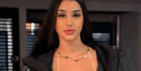 Bia Miranda tatua o rosto e a mão  Foto: Reprodução/Instagram / Contigo