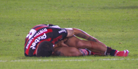 Ayrton Lucas leva a pior em dividida e sofre ferimento na perna em Flamengo x São Paulo  Foto: Reprodução/Premiere