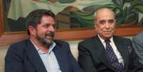 Lula e Roberto Marinho no encontro na redação de 'O Globo': série conta que a mulher do dono da Globo, dona Lily Marinho, já falecida, morria de medo do petista  Foto: Reprodução/Série 'O Século do Globo'/TV Globo