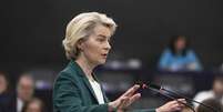 A presidente da Comissão Europeia, Ursula von der Leyen, disse que o bloco está preparando para medidas de retaliação contra os Estados Unidos, mas preferiu adiar uma reação imediata às tarifas anunciadas por Donald Trump (imagem de arquivo de 8 de julho de 2025.  Foto: AP - Pascal Bastien / RFI