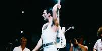 None  Foto: Freddie Mercury no Live Aid em 1985 ( Steve Rapport/Getty Images) / Rolling Stone Brasil