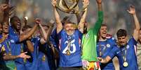 Maresca, treinador do Chelsea, ergue troféu da Copa do Mundo de Clubes  Foto: Jose Hernandez/Anadolu via Getty Images