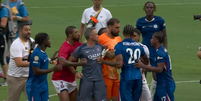 Luis Enrique, do PSG, dá tapa no rosto de João Pedro, do Chelsea, após derrota na final do Mundial  Foto: Reprodução/CazéTV