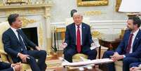 Donald Trump durante reuni&atilde;o com o secret&aacute;rio-geral da Otan, Mark Rutte (esq.) na Casa Branca, em 14 de julho de 2025.  Foto: &copy; Nathan Howard / Reuters / RFI