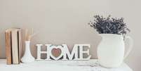 As placas com frases ou palavras têm sido elementos muito presentes na decoração dos ambientes nos últimos anos  Foto: Alena Ozerova | Shutterstock / Portal EdiCase