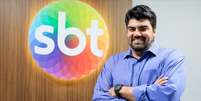 "O público do SBT pode esperar muita energia e muita dedicação da minha parte", diz André Azeredo Foto: Divulgação/SBT