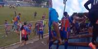 Jogadores do Duque de Caxias brigam com torcedores  Foto: Reprodução/Redes sociais