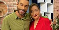 Jan Rios com Sonia Abrão no estúdio do 'A Tarde é Sua'  Foto: Reprodução/Instagram