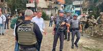 No centro da imagem, secretário de Segurança Pública Guilherme Derrite, que transferiu seu gabinete para o litoral durante Operação Verão. Foto: SSP/SP