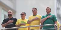 Eduardo Bolsonaro ao lado do pastor Silas Malfaia, do pai, Jair Bolsonaro, e do governador Tarcísio de Freitas em ato na Paulista no ano passado  Foto: Tiago Queiroz/Estadão / Estadão