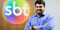 SBT contrata André Azeredo para apresentar edições de sábado do SBT Notícias  Foto: Reprodução/Instagram / Famosos e Celebridades
