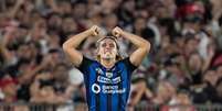 Claudio Spinelli (Independiente del Valle) celebrando seu gol contra o River Plate, no dia 15.05.2025 Foto: Associated Press / Alamy Stock Photo