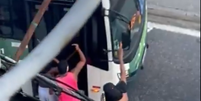 Imagens feitas por moradores mostram suspeitos interceptando um ônibus em Madureira  Foto: Reprodução/X