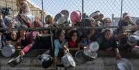 Refugiados palestinos em Gaza aguardam por comida  Foto: ANSA / Ansa - Brasil