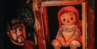 Dan Rivera ao lado da boneca Annabelle durante exposição  Foto: Instagram/@dan_rivera_nespr / Reprodução