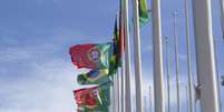 Foto ilustrativa com bandeiras de Brasil e Portugal  Foto: VIEW press / GettyImages