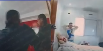 Jovem rendido foi alvejado por PMs  Foto: Reprodução/TV Globo