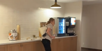 A funcionária aparece derramando leite e derrubando outros alimentos que faziam parte do buffet de café da manhã do hotel  Foto: Reprodução/TikTok