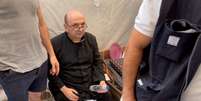 Padre Gabriele Romanelli recebe atendimento médico após ataque de Israel a igreja em Gaza 17/7/2025  Foto: REUTERS/Dawoud Abu Alkas