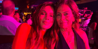 Anitta e a mãe, Miriam Macedo, em um cabaré em Ibiza  Foto: Reprodução/Instagram/@anitta