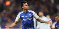 Kaio Jorge (Cruzeiro) celebrando seu gol contra o Grêmio, no dia 13.07.2025 Foto: Associated Press / Alamy