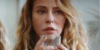 Helena (Paolla Oliveira) está sempre na corda bamba e perdeu o escapismo do humor  Foto: Reprodução/TV